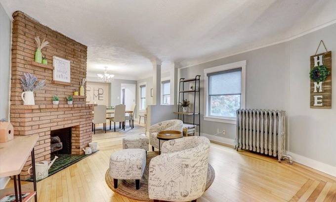Lower East Side Apartment | Spacious 3 bedroom Farmhouse. Walkable to Brady St!