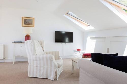 West Kensington Apartment | Spacious 3 bedroom flat with terrace
