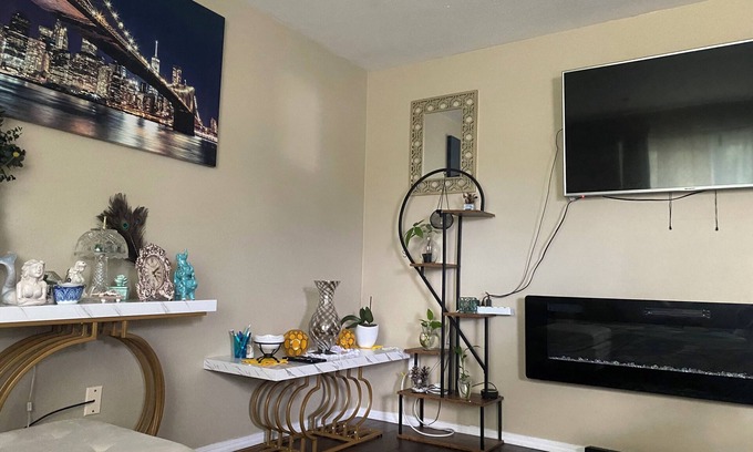 Colerain Township House | Spacious 3 bedroom house with WiFi, shopping and restaurants in cool Cincinnati