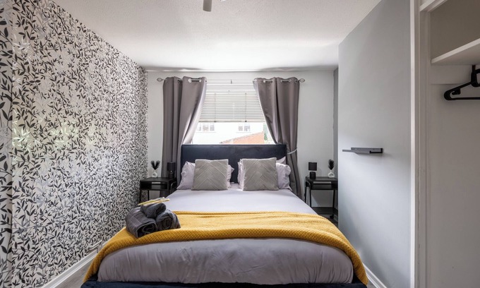 New Lodge House | Spacious 3-bedroom home in central Belfast—walk to Cathedral Quarter, shops, restaurants & Titanic Belfast. Sleeps 6, perfect for families, work trips or short stays. Fast WiFi, full kitchen & cozy living room.