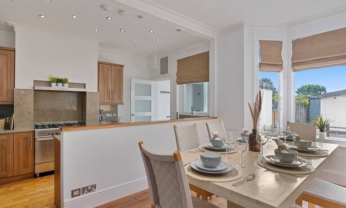 Northfleet Apartment | Spacious 3 bedroom house with bathroom and a downstairs shower room.