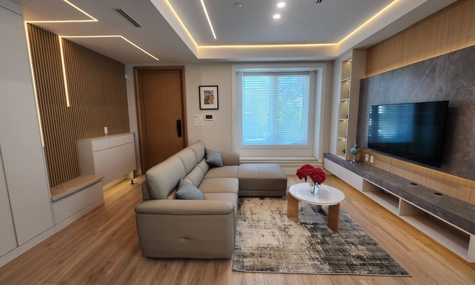 Fraserview House | Spacious 3-Bedroom Luxury Home with A/C, Patio, and Parking – Vancouver