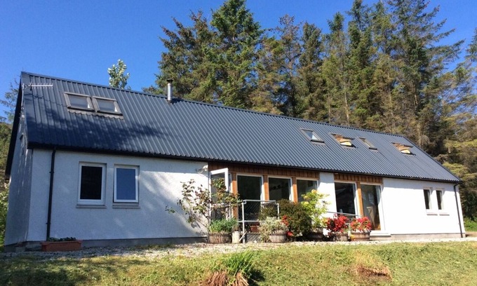 Loggie House | Spacious 3 bedroom longhouse in an idyllic location above Loch Broom