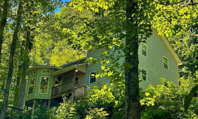 Hot Springs Cabin | Spacious 3 Bedroom Cabin Plus One Bedroom Beekeeper Cabin Waterfalls AWD or 4WD recommended