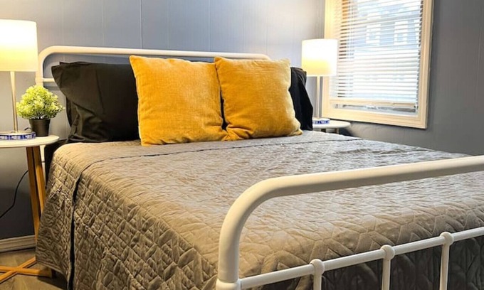 Jeannette Apartment | Spacious 3 Bedroom w/7 beds + Sleeps up to 10