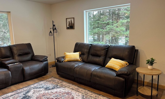 Bear Creek Apartment | Spacious 3‑BR Apartment in Seward - Harbor & Glacier Access