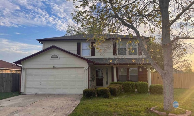 Kyle House | Spacious 3 BR Convenient Big Yard Office