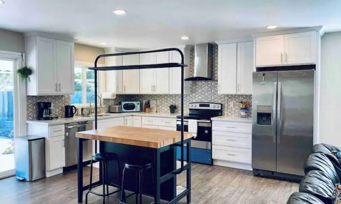 Newark House | Spacious 3B2B Home: Prime Location