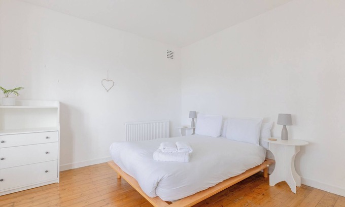 Brixton Hill Apartment | Spacious 3BD Flat w Garden, Near Clapham Common