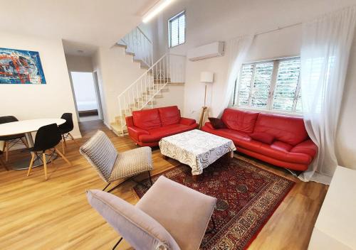 Ra'ananna Apartment | Spacious 3BD Penthouse with Rooftop & Parking
