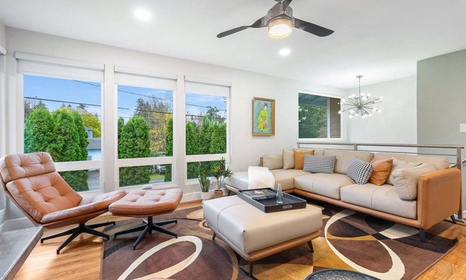 White Center House | Spacious 3BD Retreat + Pet Friendly, Large Yard
