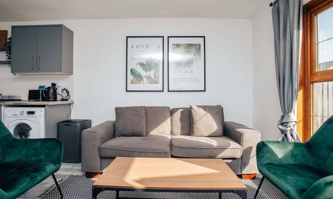 Tipton House | SPACIOUS 3BD TOWNHOUSE w 2WCs+15MINS TO BHAM &WOLV