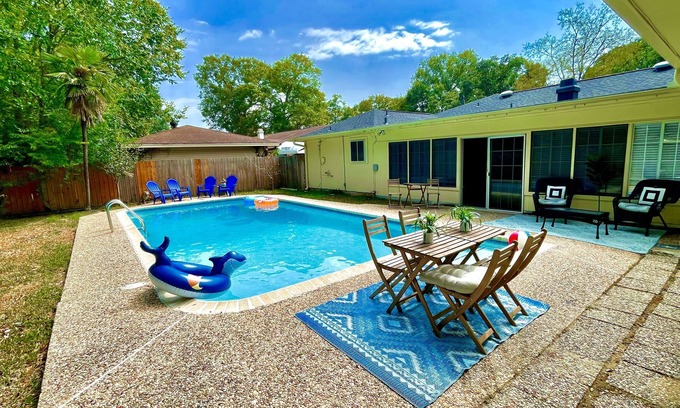 Beaumont House | Spacious 3bed 2 bath with 3 King Beds. Pool/Game room. Centrally located