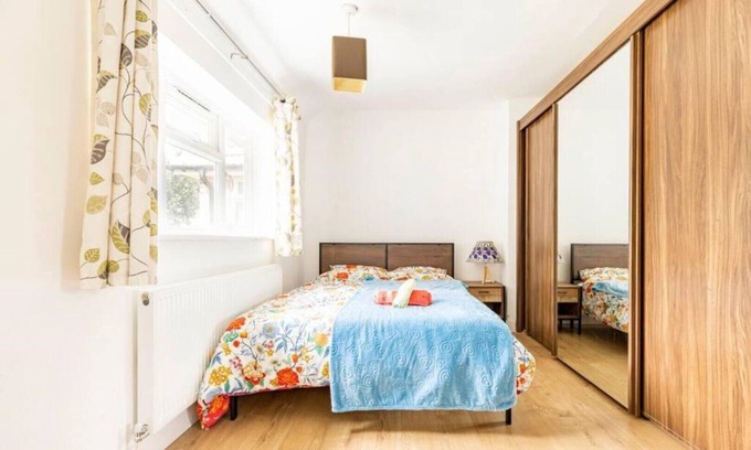 London Borough of Hounslow House | Spacious 3bhk Near Heathrow
