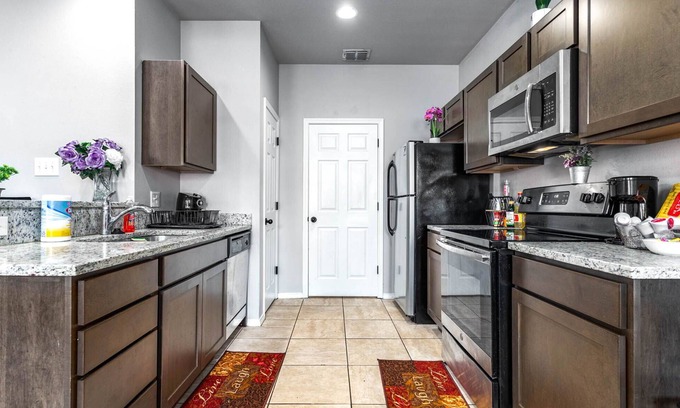 Castle Hills House | Spacious 3BR 3BA Home w12 Arcade Games &HotTub.5mins to Airport & Private Garage