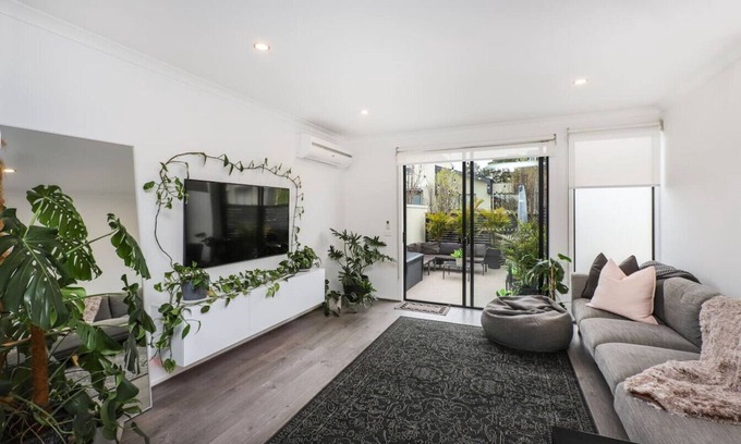 West Footscray Apartment | Spacious 3BR Family Home with Backyard, Fast WiFi, and Free Carpark