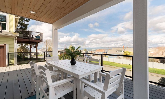 Port Gardner House | Spacious 3BR Home, Sleeps 8, Private Backyard