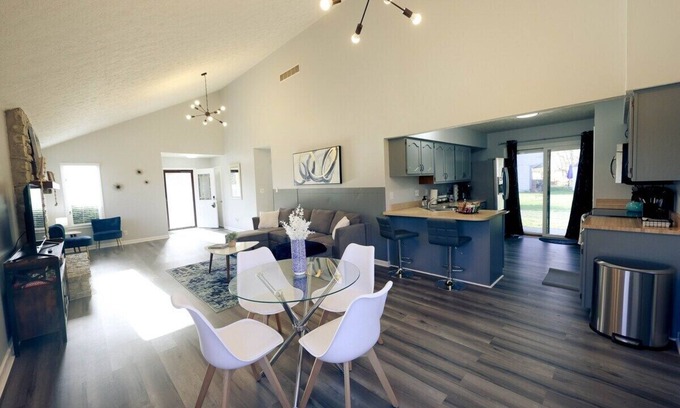 Wayne House | Spacious 3BR|King Bed |Airport |Deck*Grill*Firepit