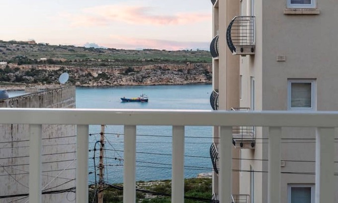 St. Paul's Bay Apartment | Spacious 3BR designer home just off the promenade