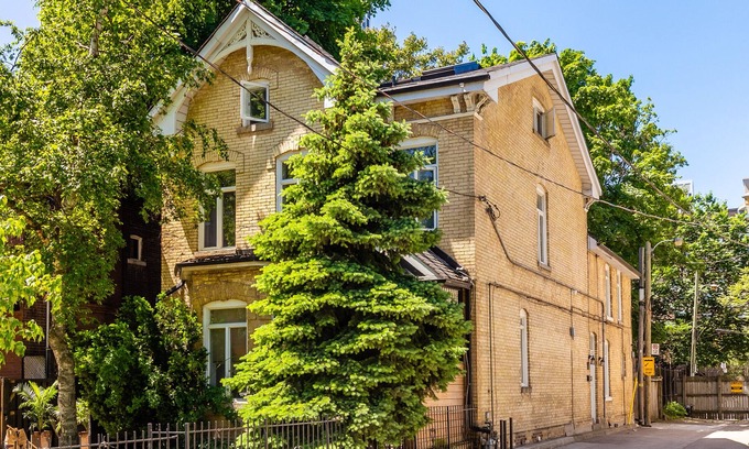 Cabbagetown South House | Spacious 3BR, near Dundas, Eaton. Parking/BBQ/deck
