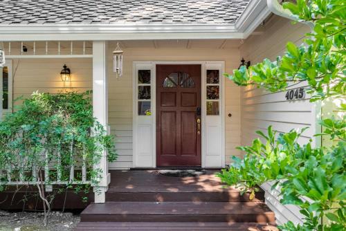 Overlake Apartment | Spacious 3BR Redmond Home with Fireplace & BBQ