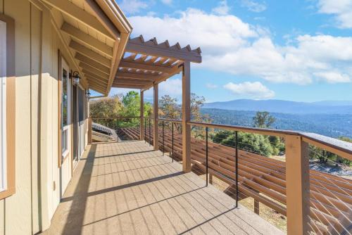 Oakhurst House | Spacious 3BR Retreat with Hot Tub & Mountain Views