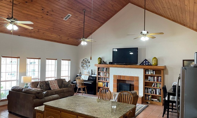 Marathon House | Spacious 3BR Stay Shared Pool - Perfect for families.
