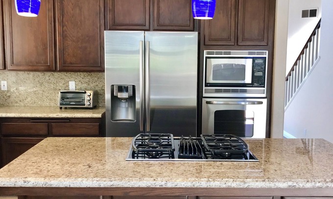Vista House | Spacious 4 Bd home convenient to Legoland, Carlsbad Outlets, beaches.