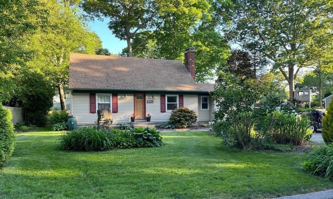 Narragansett House | Spacious 4 Bed, 2 Bath Home in quiet Edgewater Neighboorhood