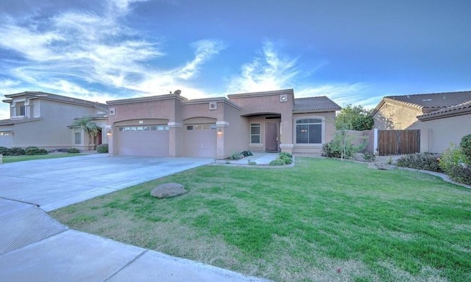 San Tan Ranch House | Spacious 4 bed 2 bath with Game Room and Hot Tub.