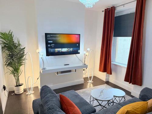 Adamsdown House | Spacious 4 Bed Cardiff House Near City Centre with Parking