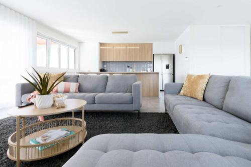 Bridport House | Spacious 4-Bed Coastal Retreat with Ocean Views