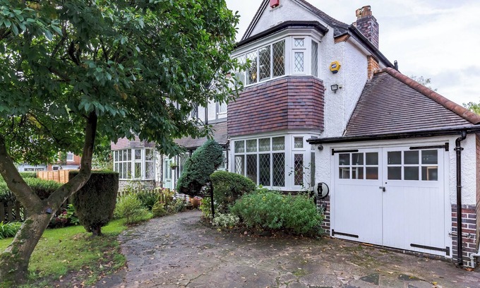 Moseley House | Spacious 4-Bed Family Home with Garden & Parking | Pass the Keys