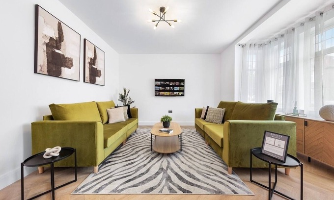 Marlborough Apartment | Spacious 4 bed, sleeps 8, good transport link