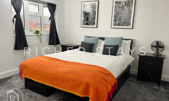 Havering House | Spacious 4-Bedroom Home | Driveway & Garden