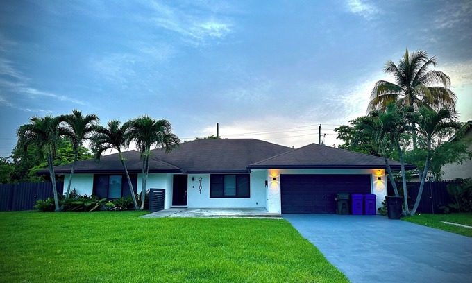 Central Fort Lauderdale House | Spacious 4-bedroom house in welcoming Fort Lauderdale with WiFi, AC