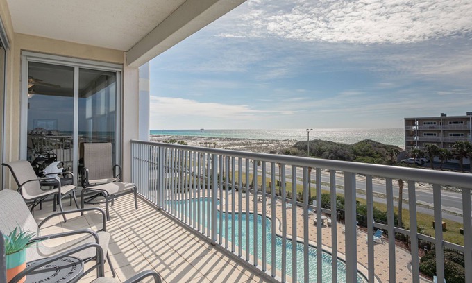 Pensacola Beach Condo | Spacious 4 bedroom Condo with Gulf Views - Emerald Dolphin 450