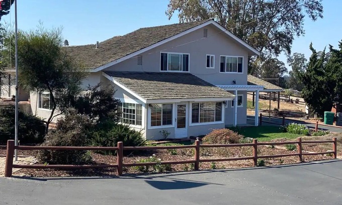 Callender House | Spacious 4-bedroom country home in lovely Arroyo Grande with Wi-FinWedding Venue