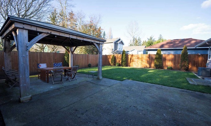 Renton House | Spacious 4-bedroom 2-bath retreat free parking with AC wifi near to SeaTac