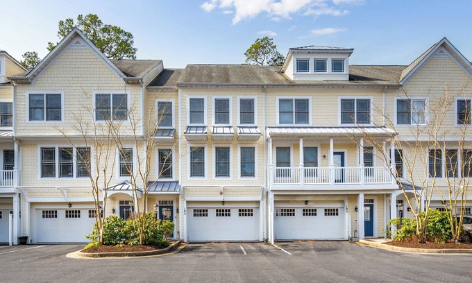 Glen Riddle House | Spacious 4 BEDROOM 3 1/2 BATHROOM in Gated Resort Community