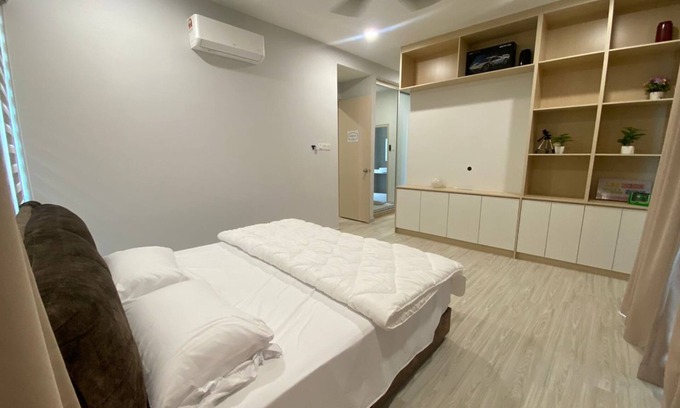 Kampung Bukit Merbah House | Spacious 4-bedroom 5 full bath semi-D hillside house with beds for 16pax