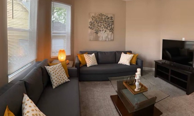 Hamilton House | Spacious 4 bedroom 5 star house in Hamilton, sleeps 7 up and can sleep 2-4 down.