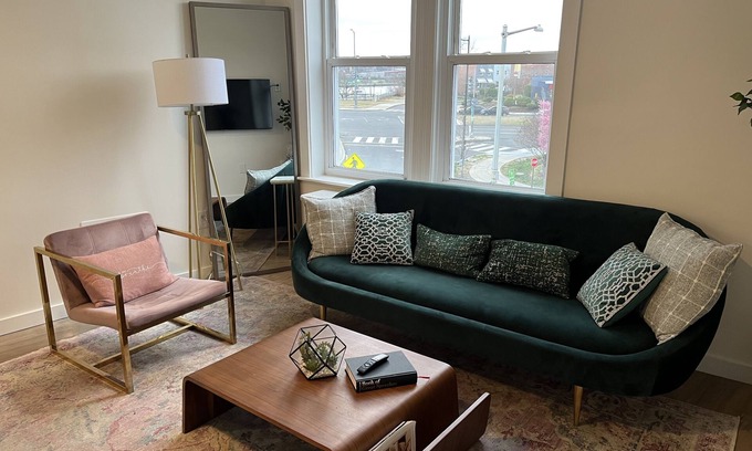 Southeast Apartment | Spacious 4-bedroom apt in Capitol Hill w/parking, outdoor space, views, METRO