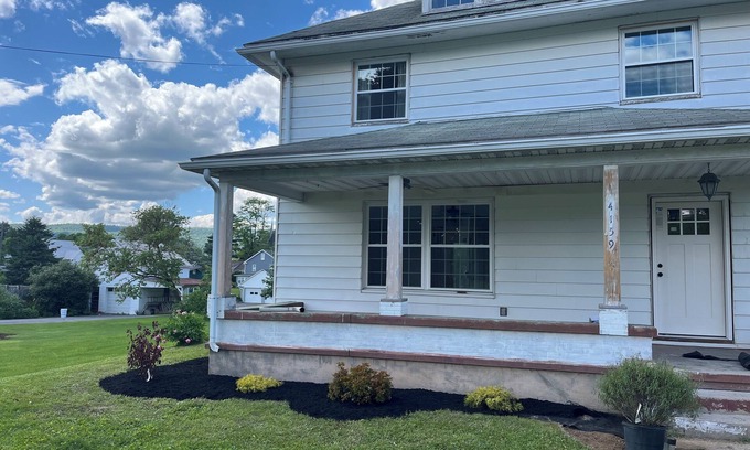 Belleville House | Spacious 4-bedroom house in lovely Belleville with WiFi, AC