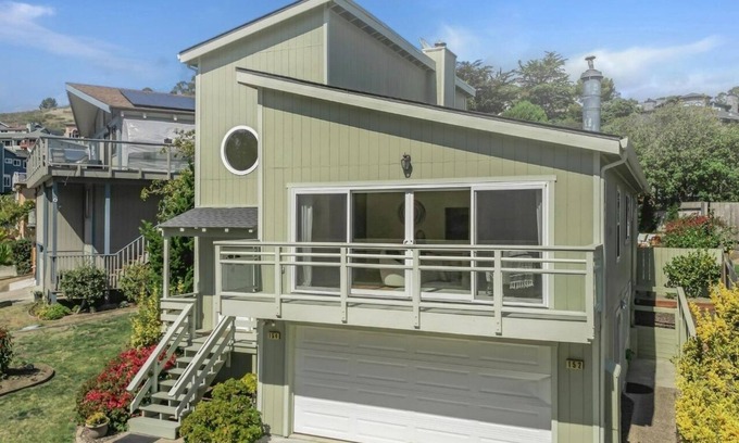 Half Moon Bay House | Spacious 4-bedroom house with AC 10 mins walk to beach, hiking n Pier & Dogs ok