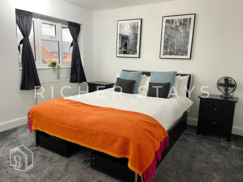 Havering House | Spacious 4-Bedroom Home, Driveway & Garden