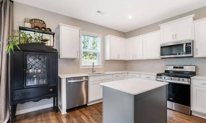 Clayton House | Spacious 4-bedroom house with AC and WiFi in tranquil Clayton