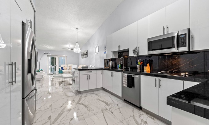Hialeah House | Spacious 4-bedroom house with WiFi and AC in lovely Hialeah