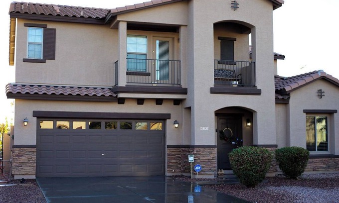 Tuscano House | Spacious 4-bedroom house with tranquil outdoor space, includes Grill and Spa.