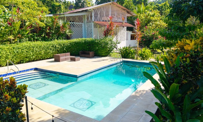 Chiguata House | Spacious 4-bedroom house with WiFi Playa Chiquita